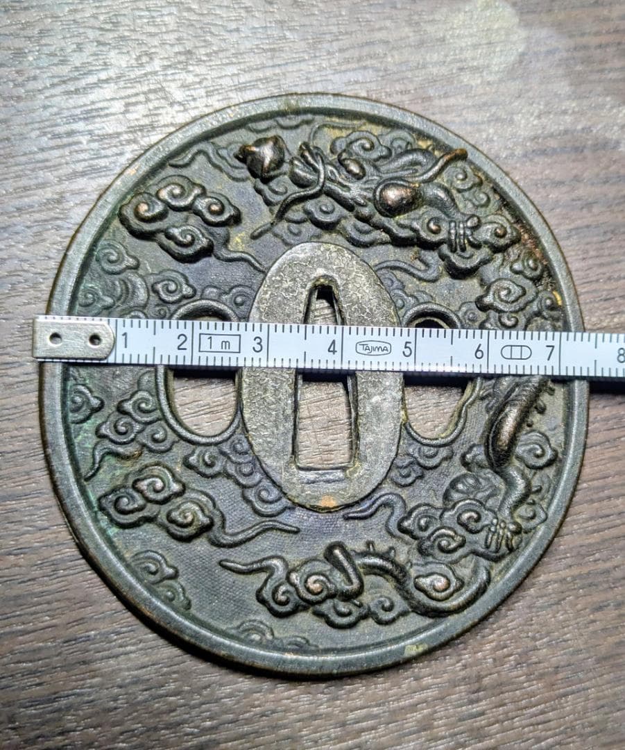 セール 江戸中期 鉄地 雲龍図 丸形鍔 直径約80mm 重量136g 刀装具