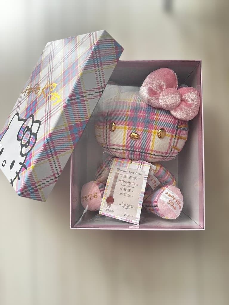 ハローキティ BOX入りぬいぐるみ 50周年記念 ドレスタータン サンリオ