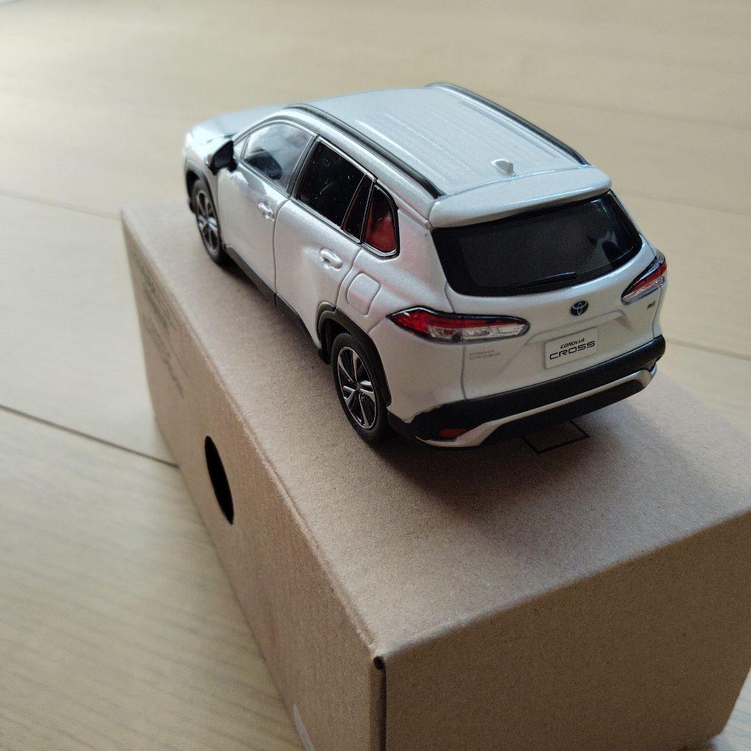 カローラクロス　ミニカー カラーサンプル　プラチナムホワイトパールマイカ