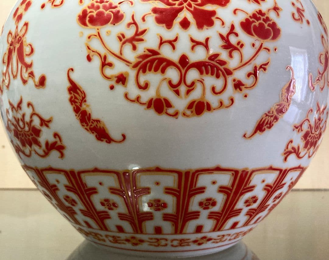 赤絵金彩文 花瓶 「乾隆年製」●華やかな赤絵金彩絵付け 高さ35cm ●