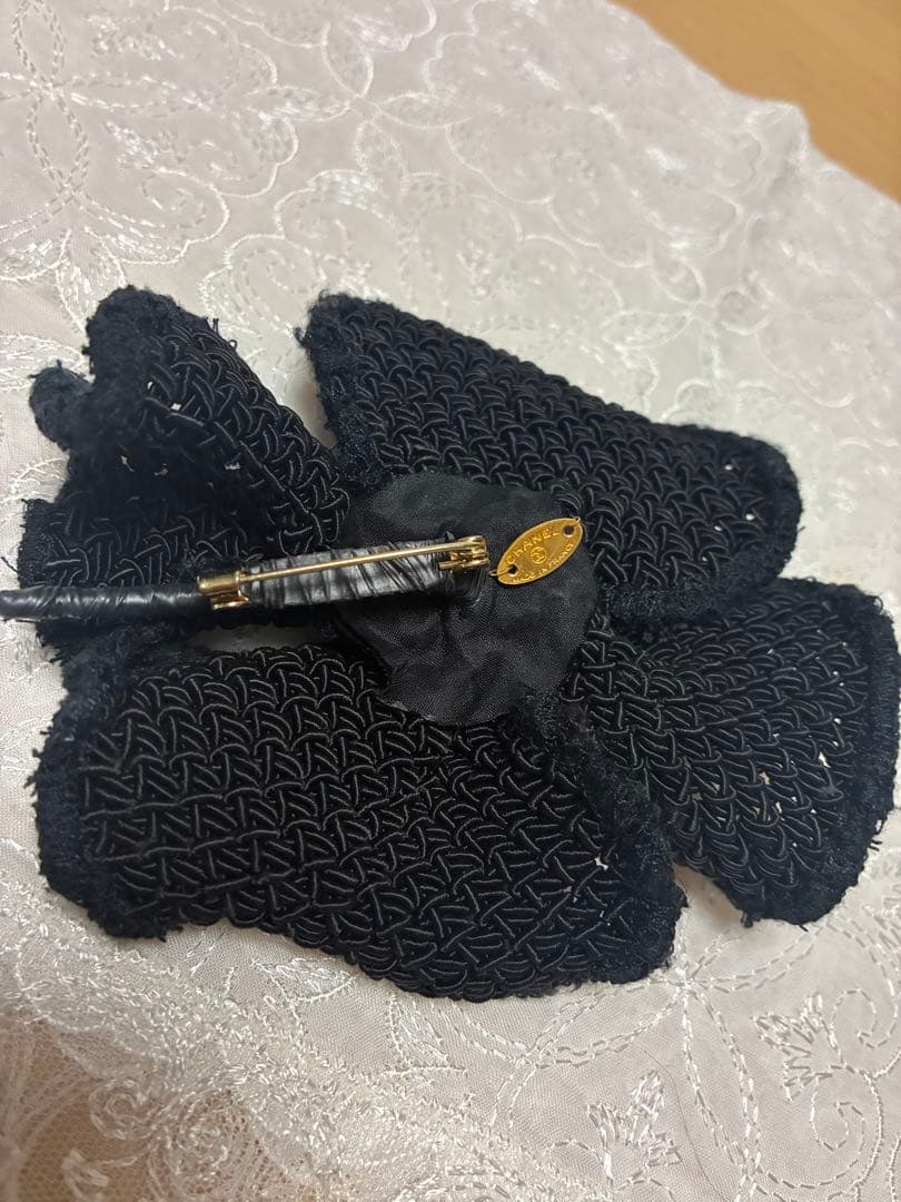 ブラック花型ブローチ　CHANEL