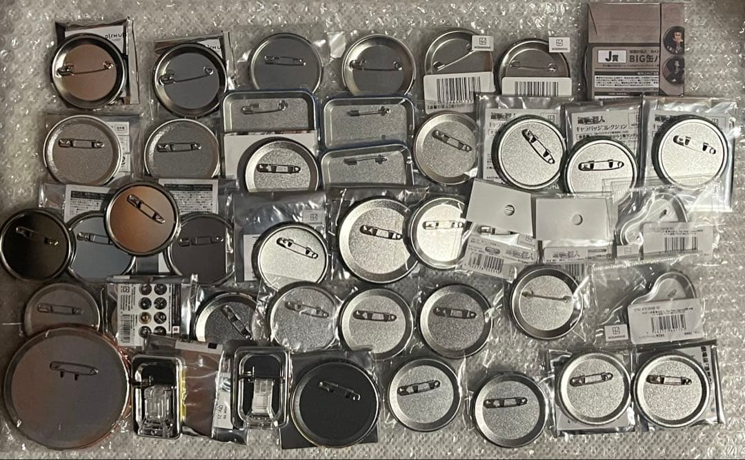 梱包方法注意 お値下げ可 進撃の巨人 リヴァイ 缶バッジ 43点