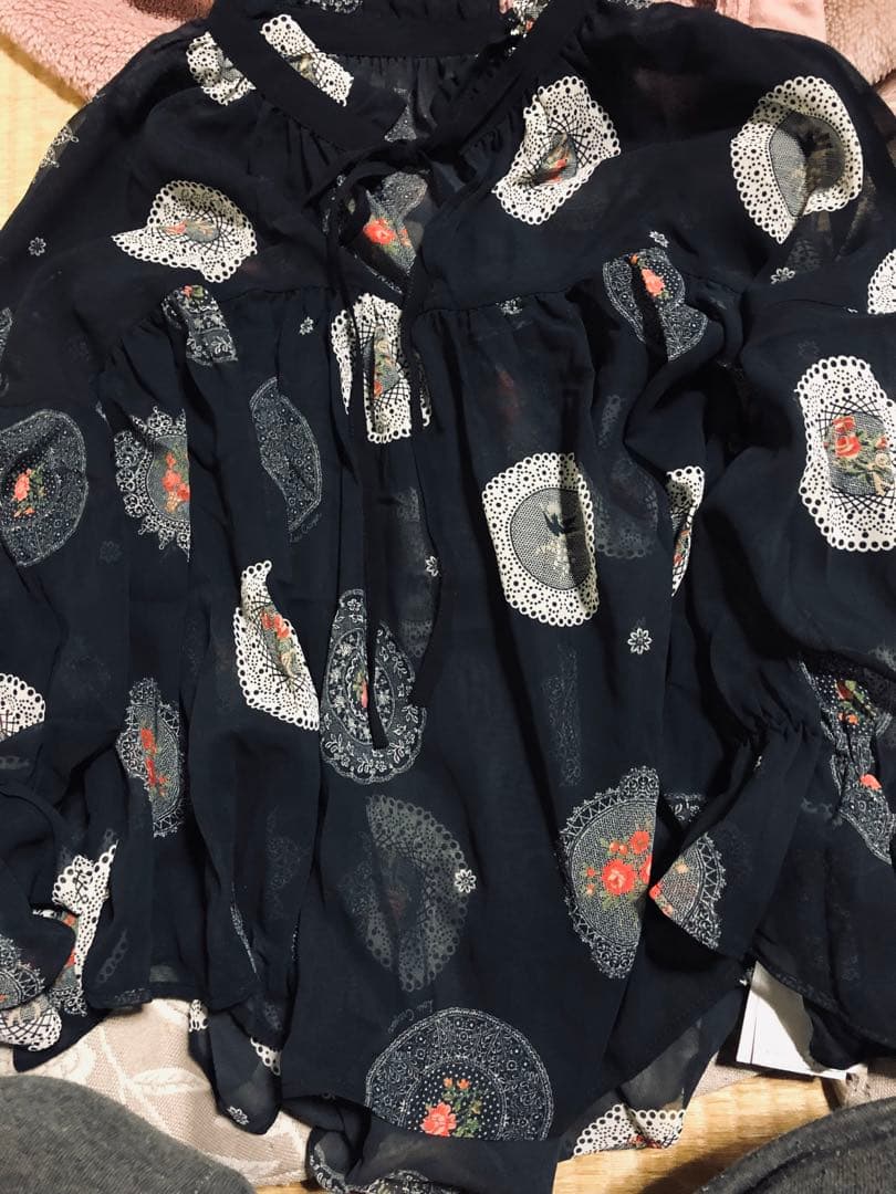 シッポナページ Lois CRYON 黒花柄 シフォンブラウス&ワンピース