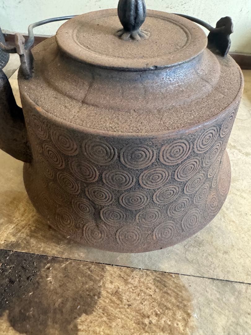 全部で伝統的な日本の鉄瓶セット