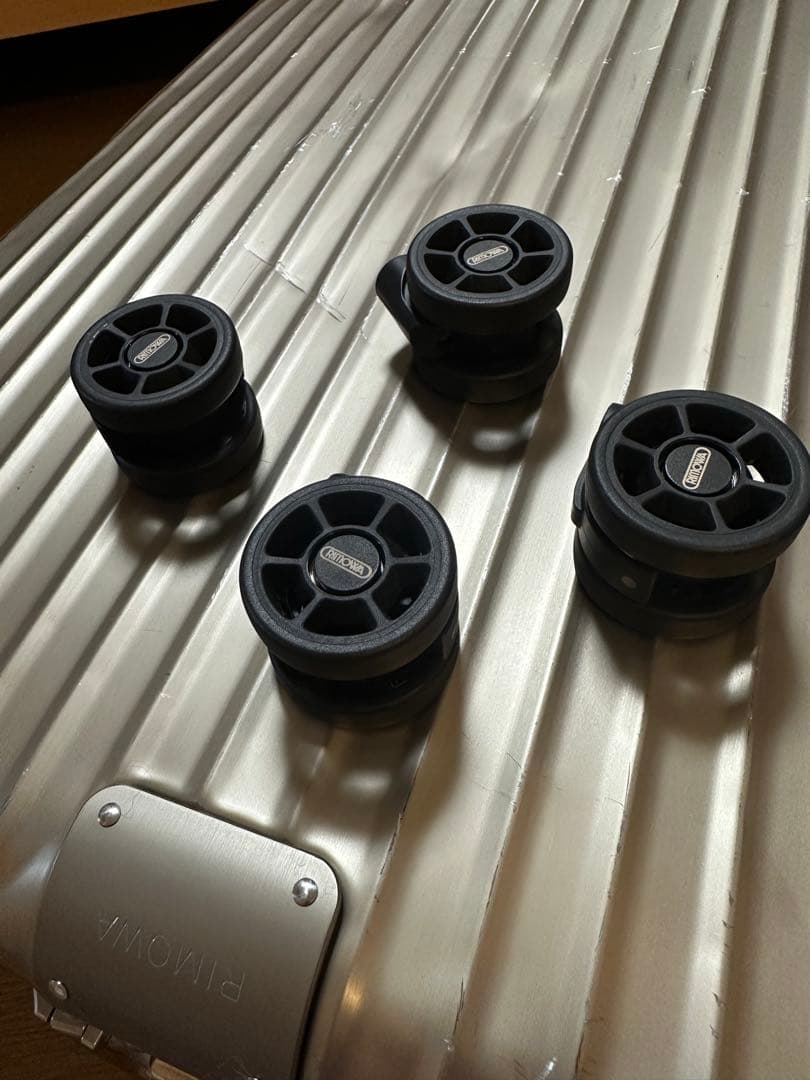 週末限定値引き　リモワ ホイール　50mm ブラックロゴ　希少未使用