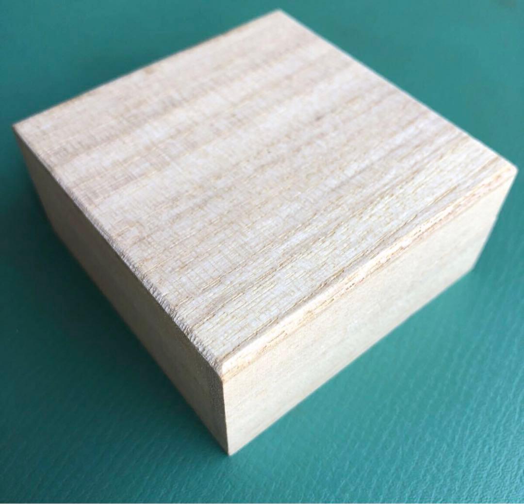 勾玉　（e）　箱付き