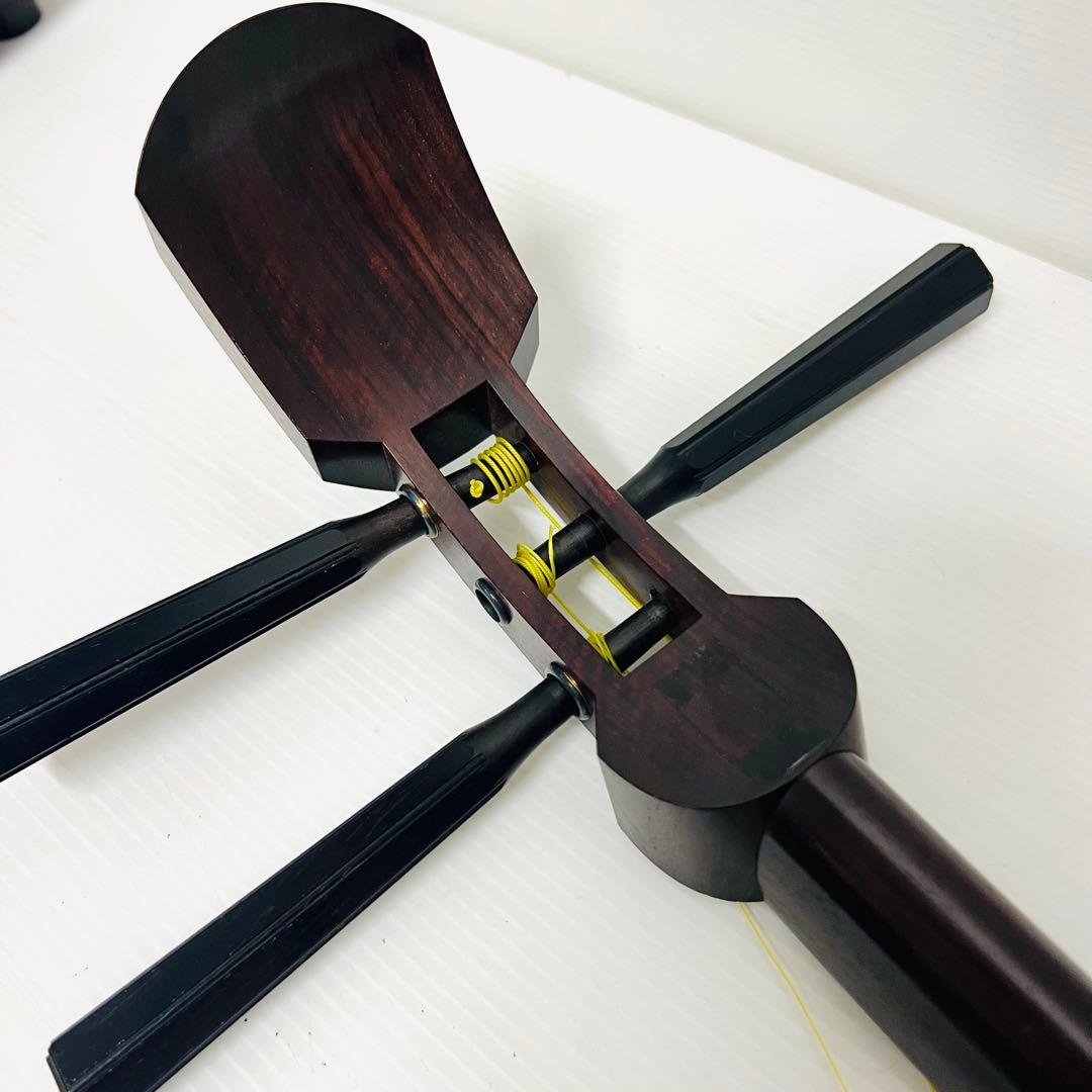 三味線　ハードケース付　紅木 綾杉胴 金細