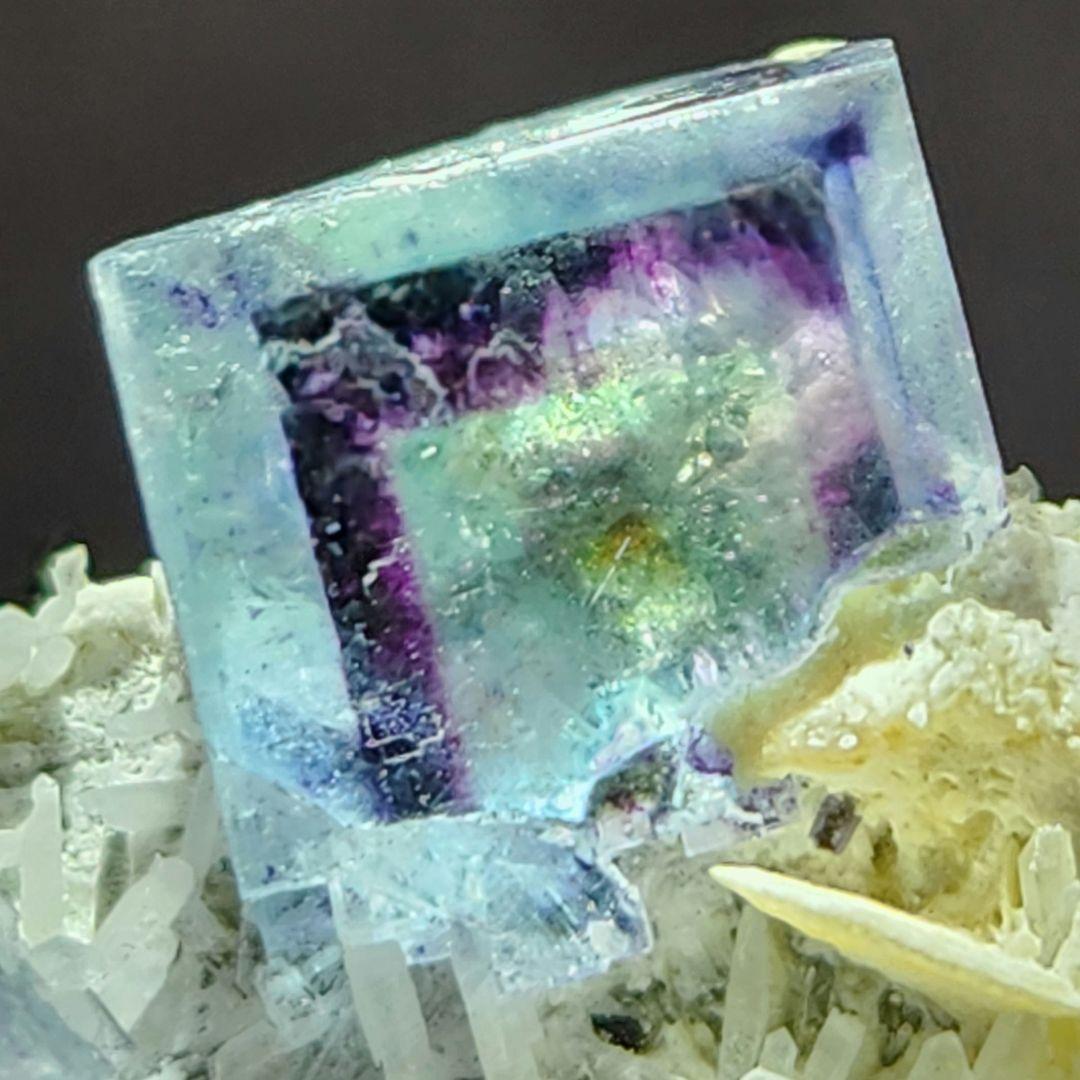 高品質✨美麗ゾーニング フローライト＆ クォーツ＆パイライト共生原石