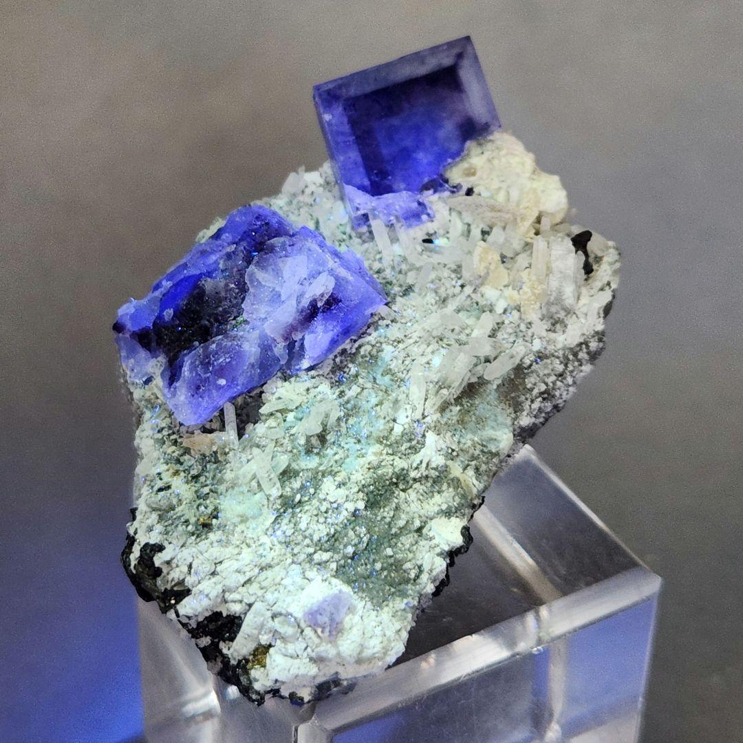 高品質✨美麗ゾーニング フローライト＆ クォーツ＆パイライト共生原石