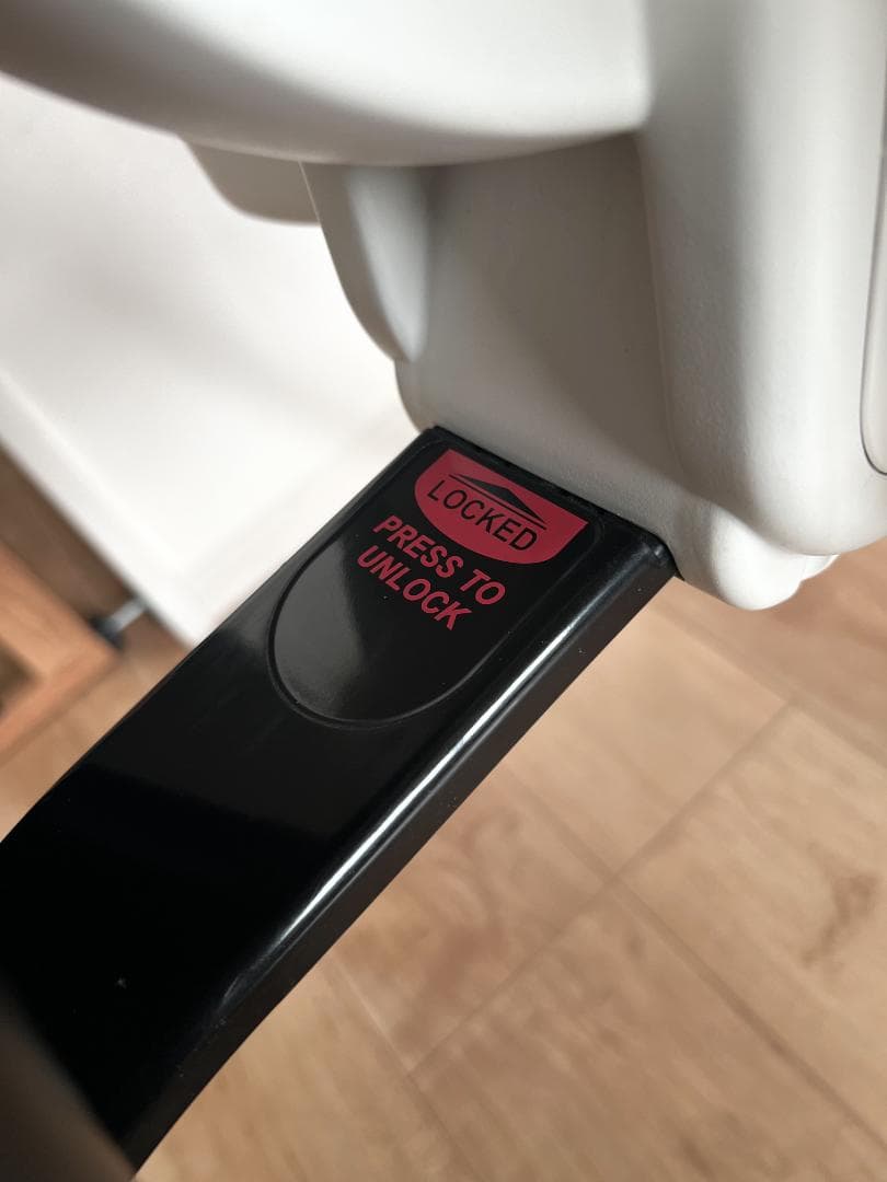 ベビービョルン ハイチェア　ホワイト　ハーネスなし