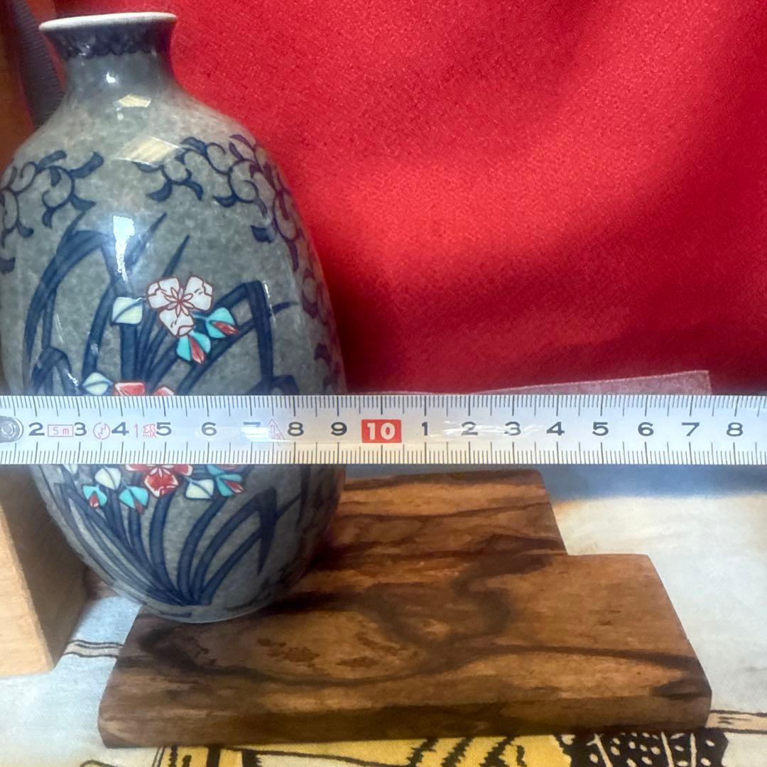 人間国宝13代今右衛門本人作高台彫印色鍋島吹墨薄墨草重ね花文共箱付き