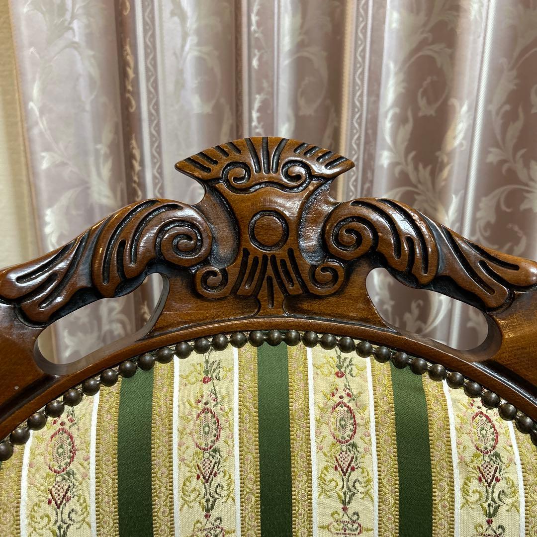 クラシックスタイルのダイニングチェア