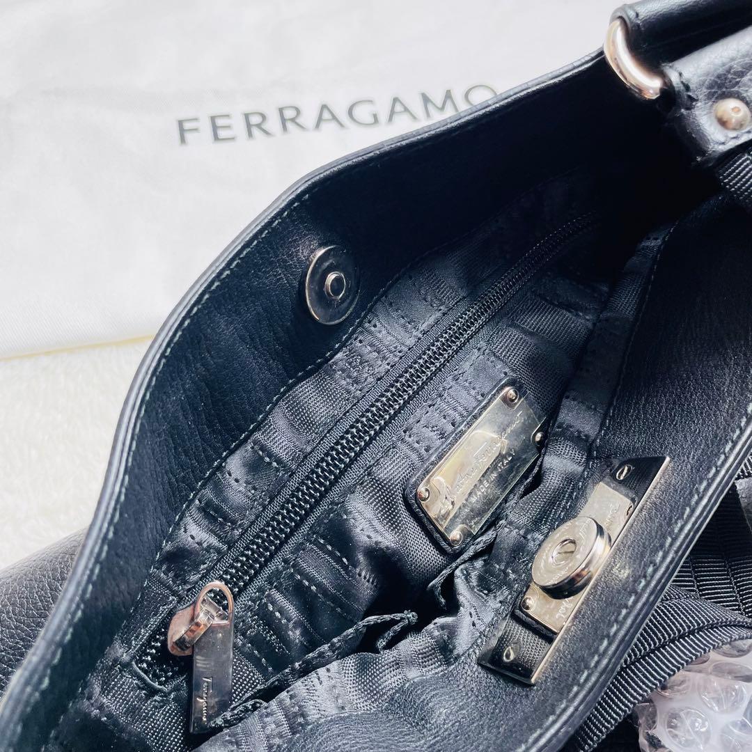 新品未使用　Salvatore Ferragamo正規品　サコッシュ レザー　黒