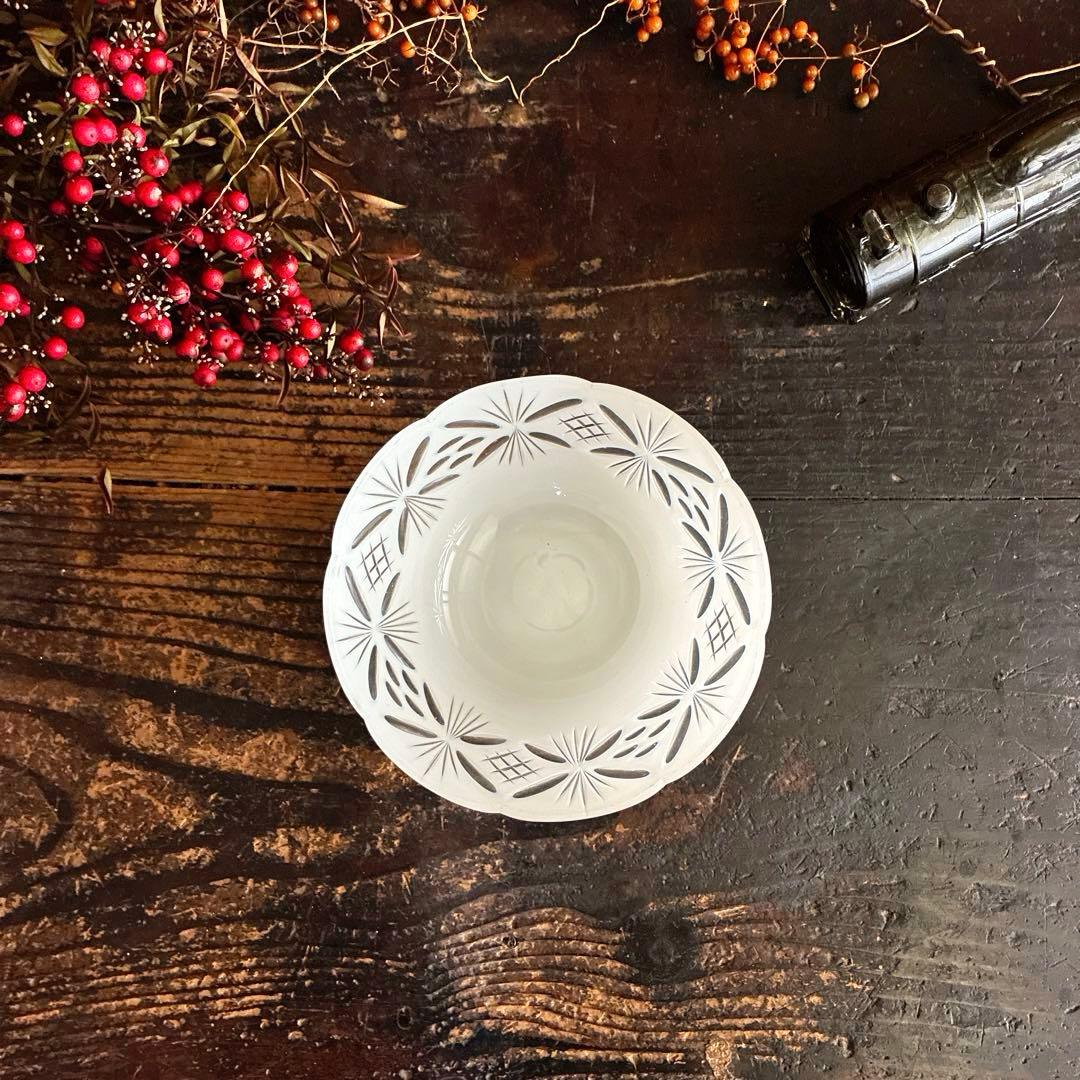 骨董　時代ガラス　超希少　白被せ切子　電笠調　和モダンカット　輪花　氷コップ１客