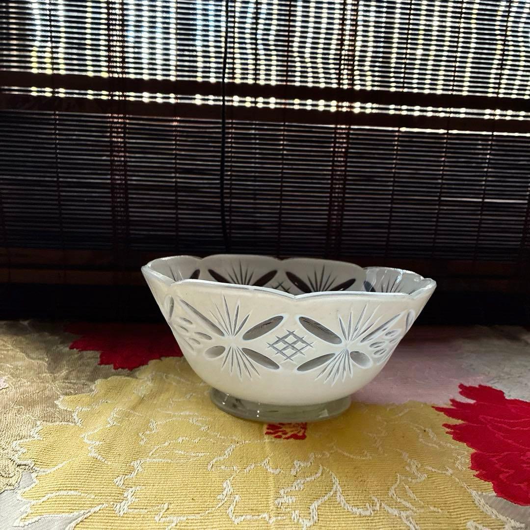 骨董　時代ガラス　超希少　白被せ切子　電笠調　和モダンカット　輪花　氷コップ１客