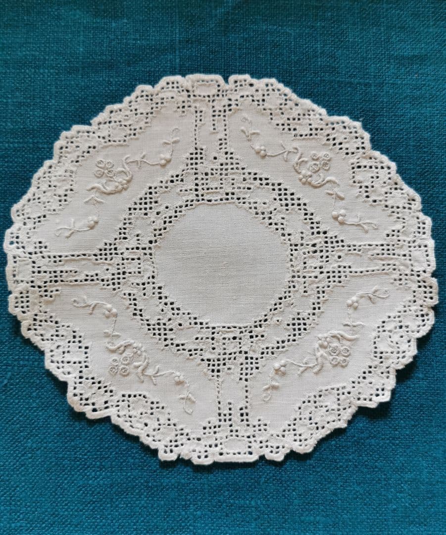 アンティーク アペンツェル小花刺繍 十字架&生物モザイクレース 精緻なドイリー