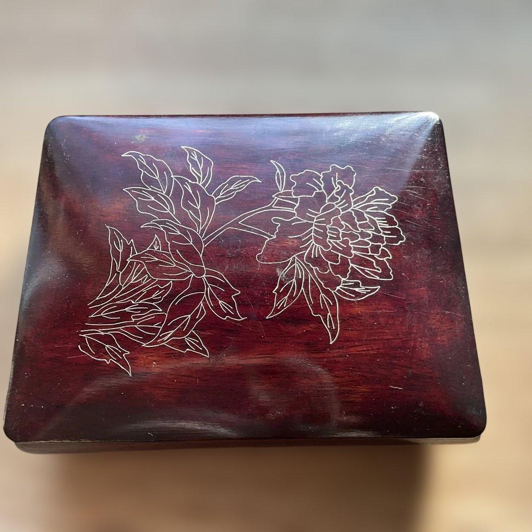 花彫刻、象嵌の赤い漆器小物入れ、唐木