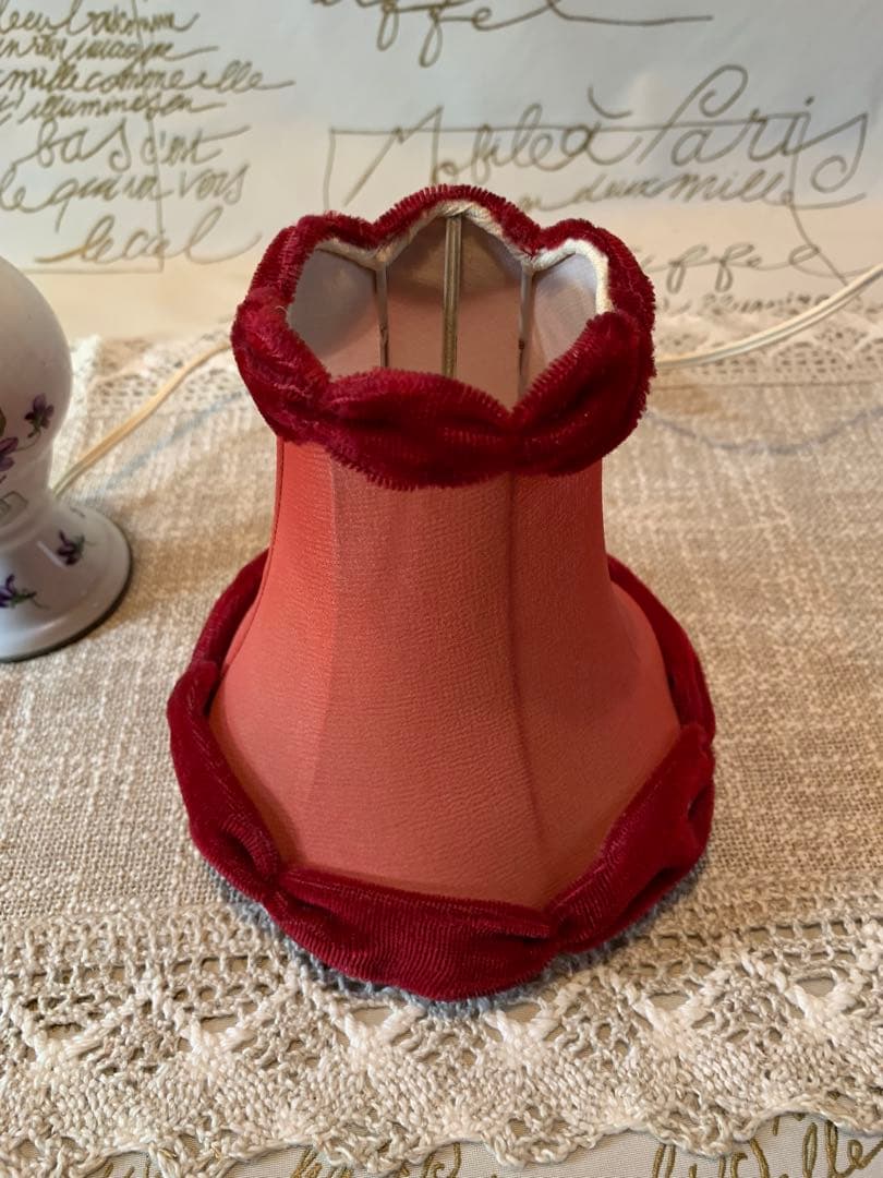 フランス製　アンティーク　スミレ柄の赤いシェードがプードルみたいな可愛いランプ！