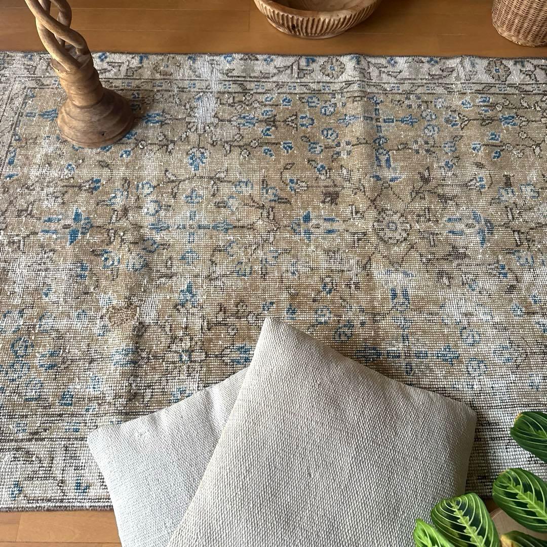 91×176淡いベージュ青い花　ボタニカル柄　トルコヴィンテージラグ