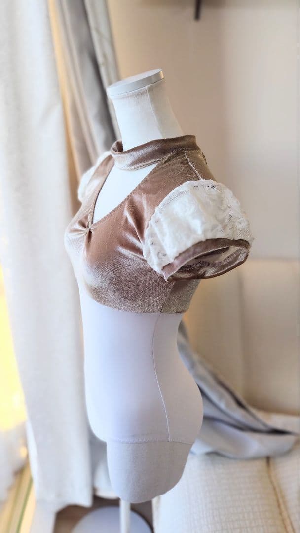 Ｓ～Ｍ／アンティーク風ゴールドベロアとふんわりレース袖チョーカー娘役レオタード