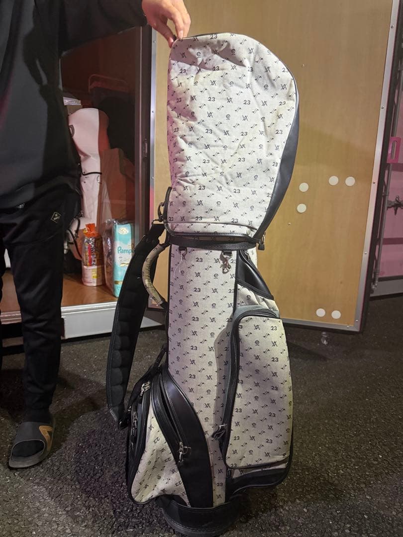 グレーと黒のパターンキャディバッグ