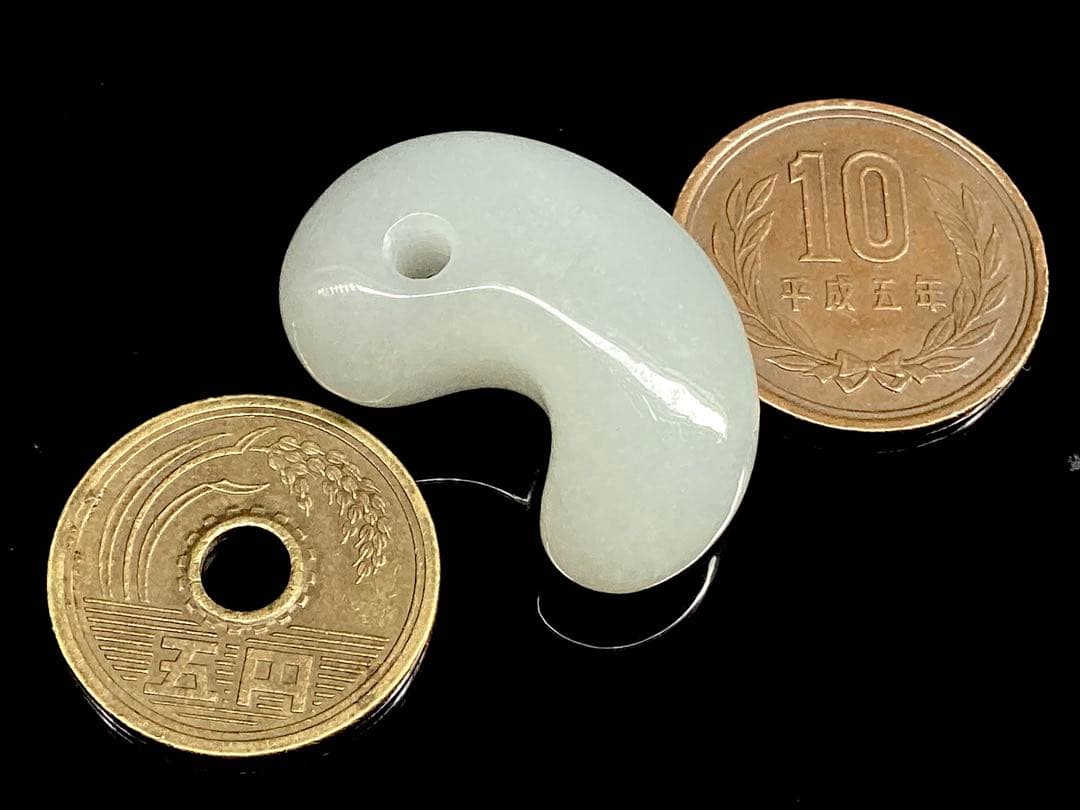 ✳氷翡翠*アイスジェダイトの最高峰の勾玉‼️ 品質*お値段比べてください‼️鑑別書付