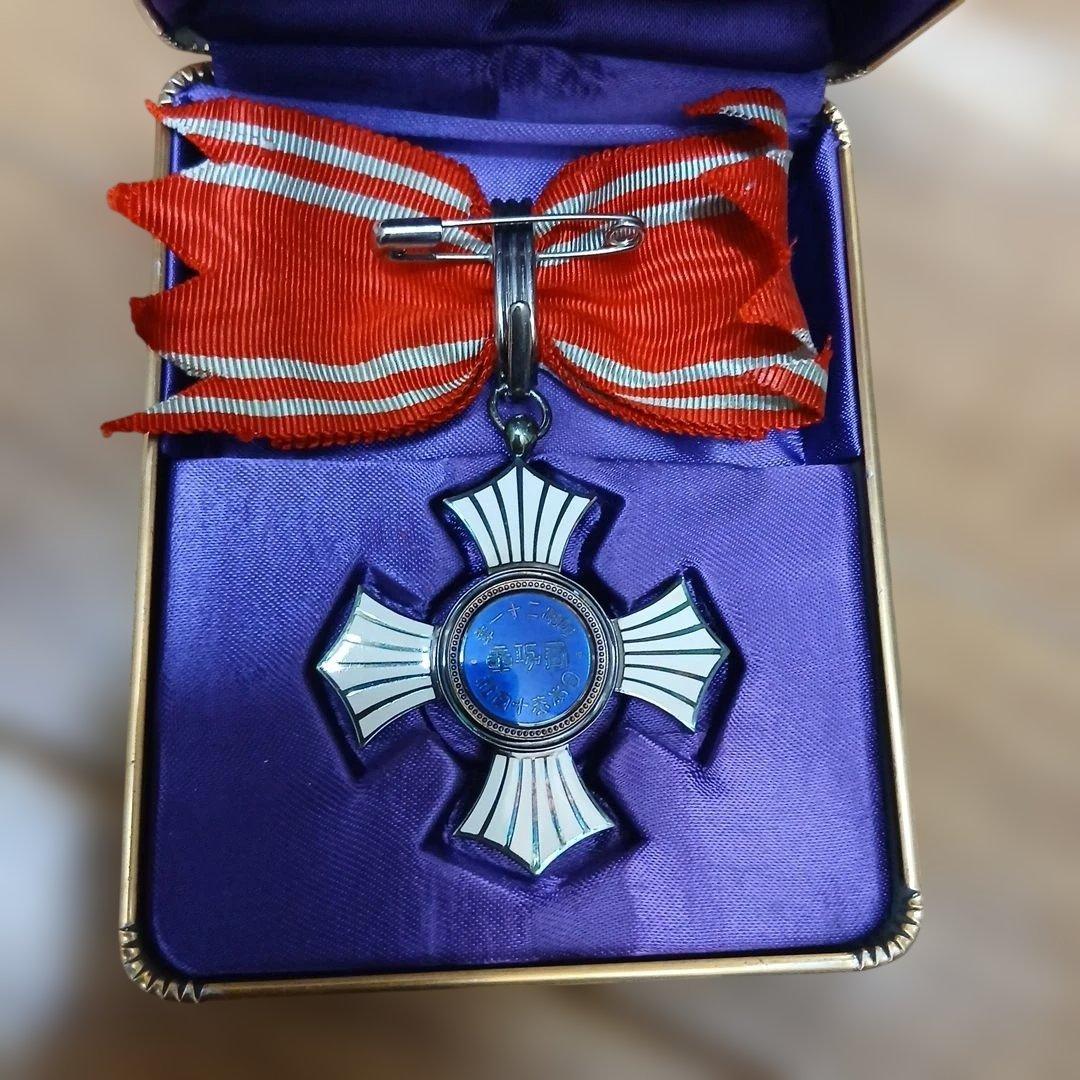 日本赤十字社 銀色有功章 バッジ 勲章 徽章 胸章 記章 メダル