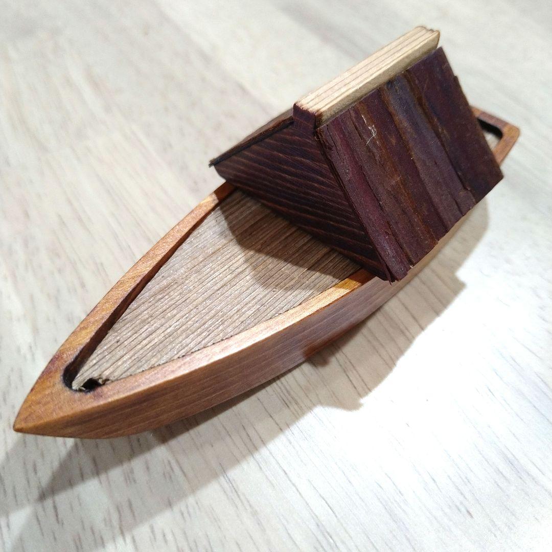 東山水上行 舟香合