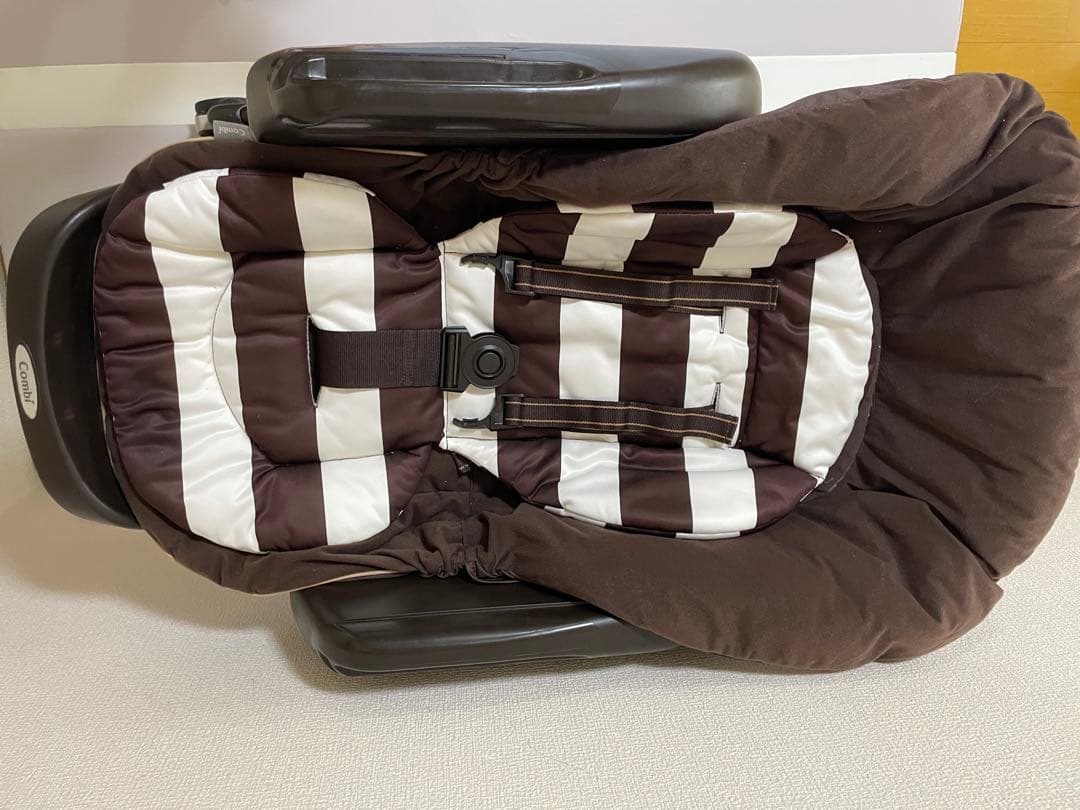 ベビーチェア ブラウンとホワイトストライプ