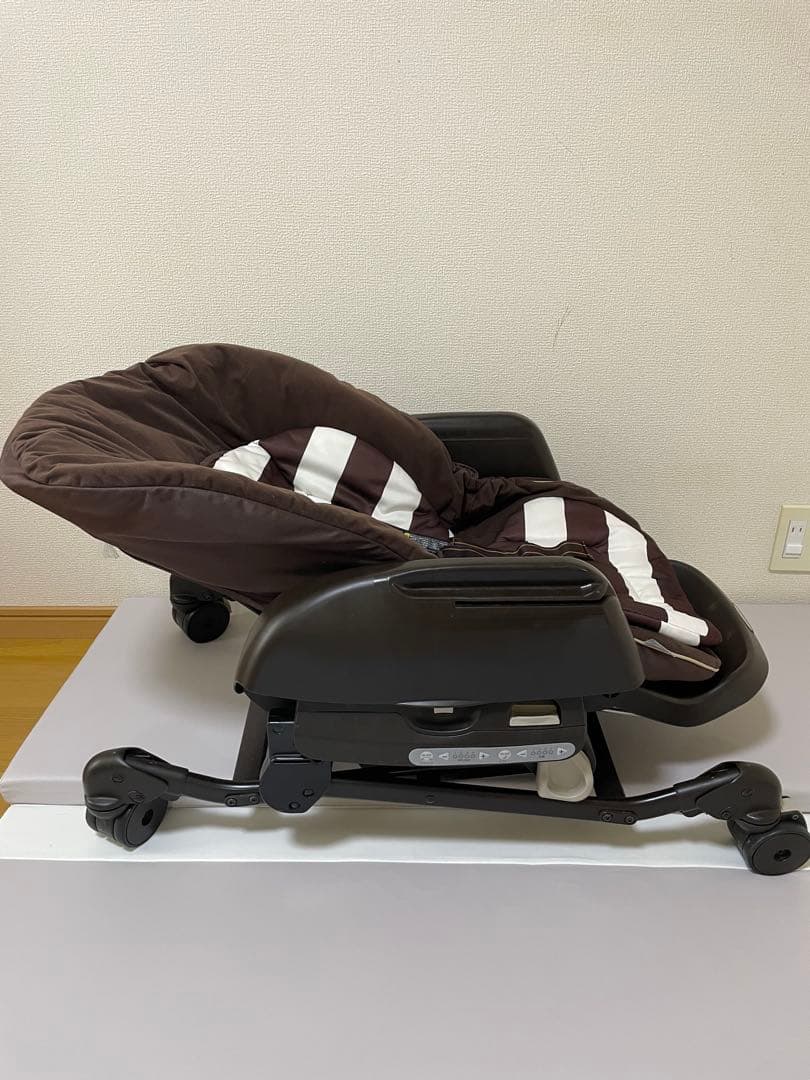 ベビーチェア ブラウンとホワイトストライプ