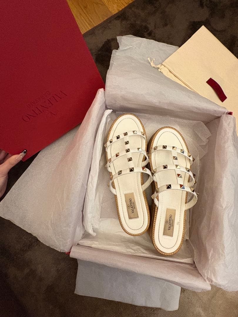 【イーピン】Valentino ホワイトサンダル