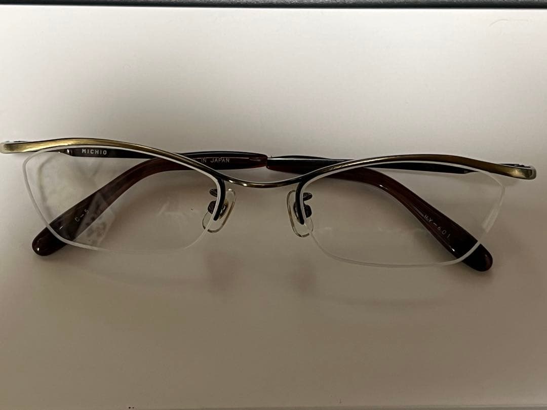 長渕剛さん着用メガネ.サングラス.黒いマントと真っ赤なリンゴMＶなど