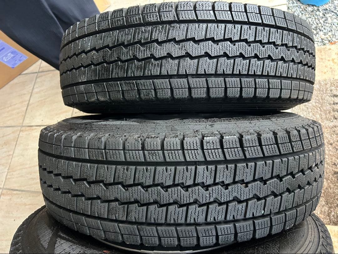 ハイエース2023年スタッドレス 195/80R15 4本セット ナット付き！