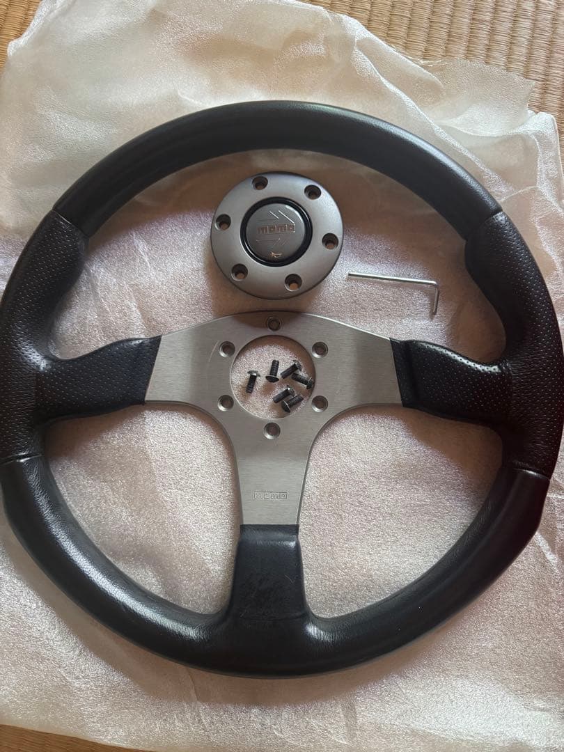 箱付き！MOMO RACE ステアリング　35パイ