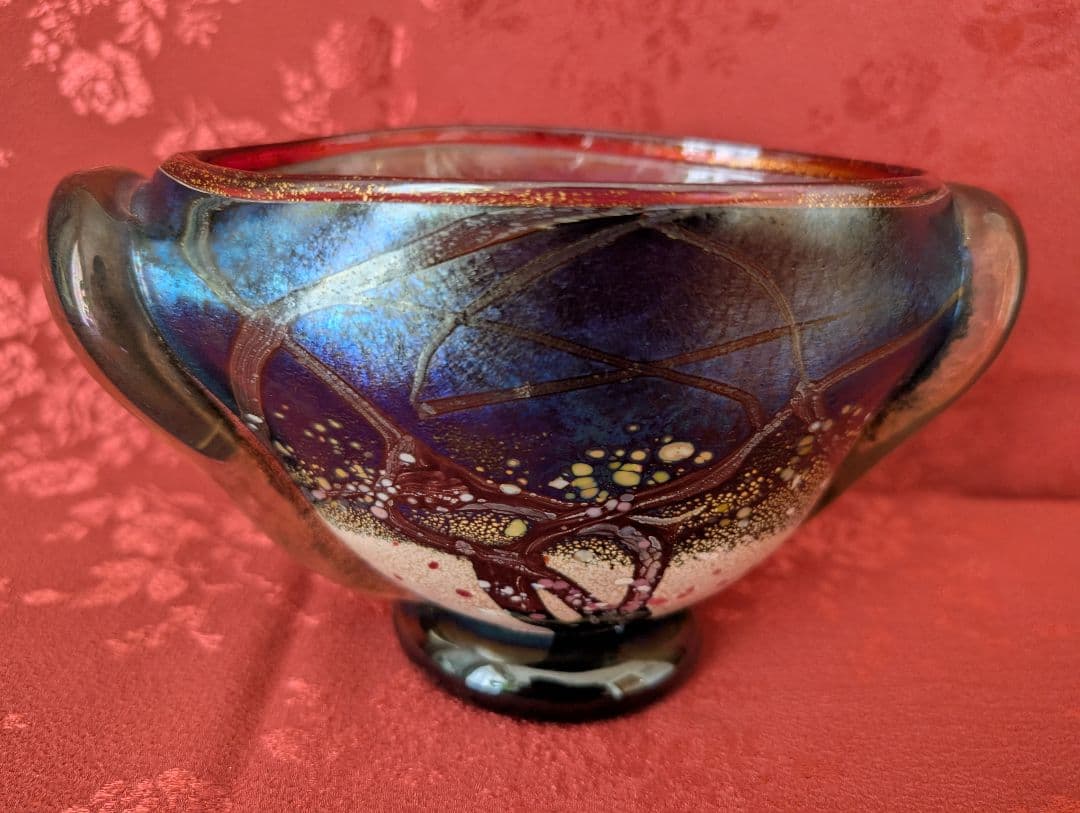 装飾的な紫青色ガラスボウル