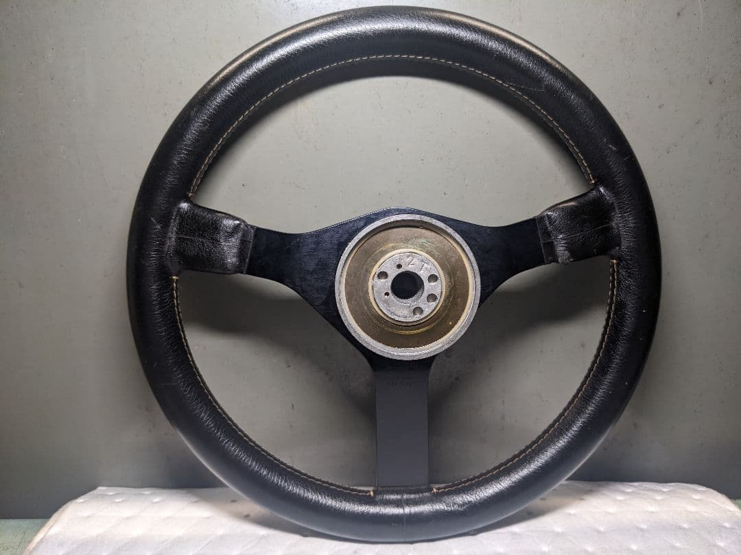 MOMO Cavallino ステアリング ● ホーンボタン、ボス付き