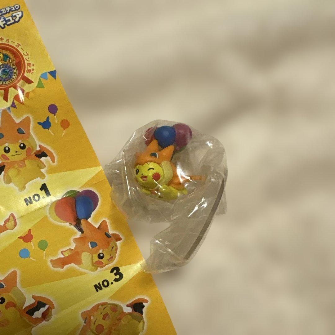 ポケモンセンター　コレクションフィギュア　リザードンポンチョピカチュウ　③