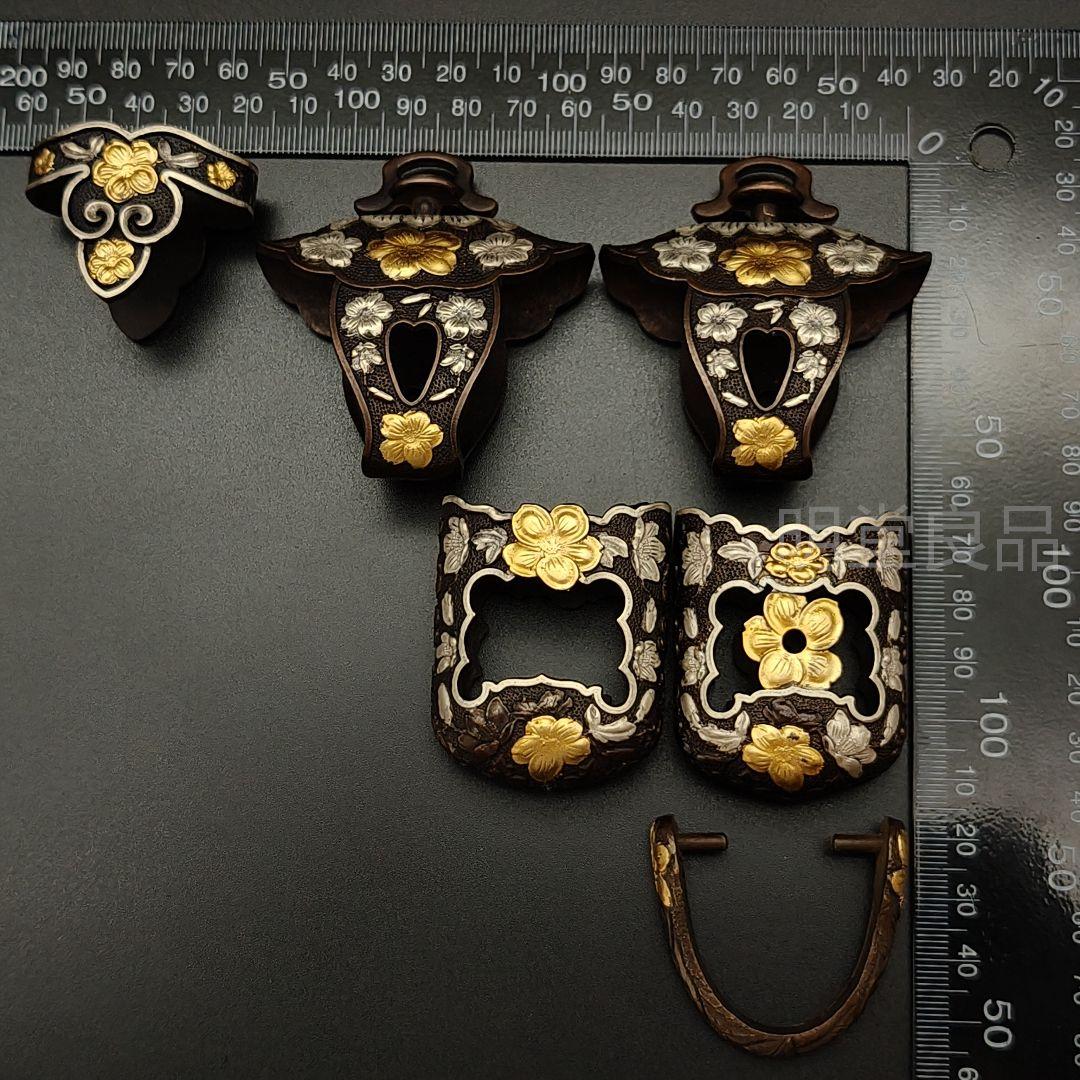 桜の紋太刀　金具　刀鍔　目貫　縁頭　切羽　鐺　柄鞘一式金具　銅製　金銀メッキ