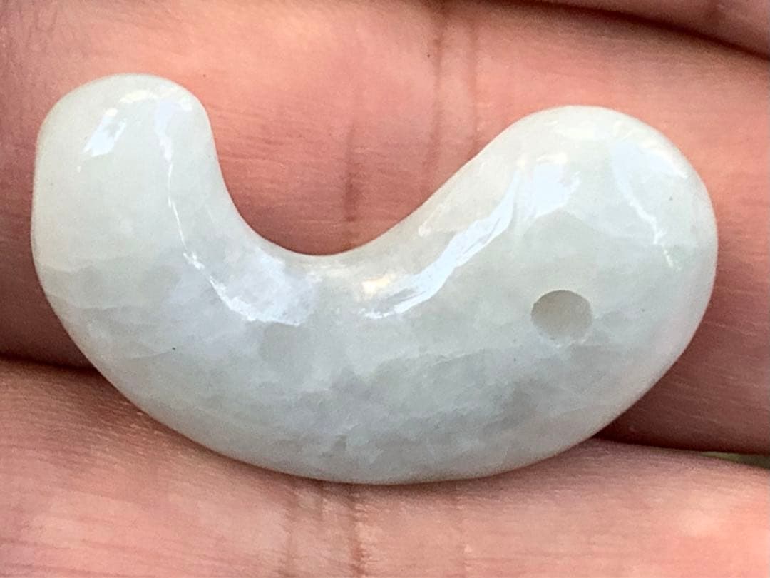 ✳吉祥開運　糸魚川翡翠勾玉*氷*アイスジェイド勾玉　極上品質　激安鑑別書取得品‼️