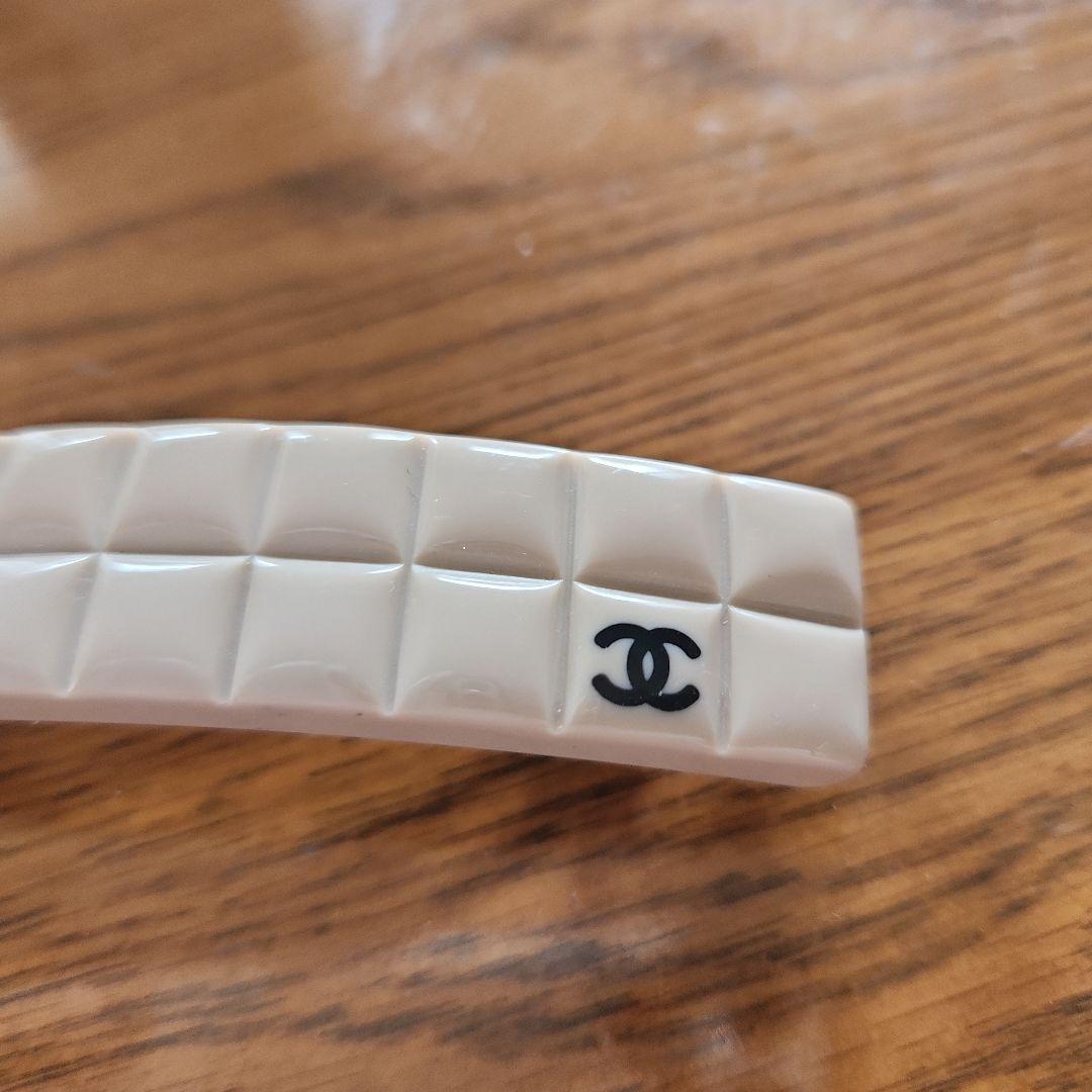 CHANEL チョコバーアイボリー バレッタココマーク入り