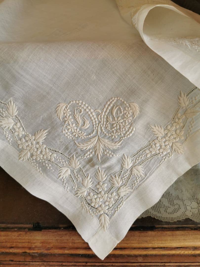 アンティーク 小花と実と葉の精緻なエンブロイダリー マリアージュハンカチーフ