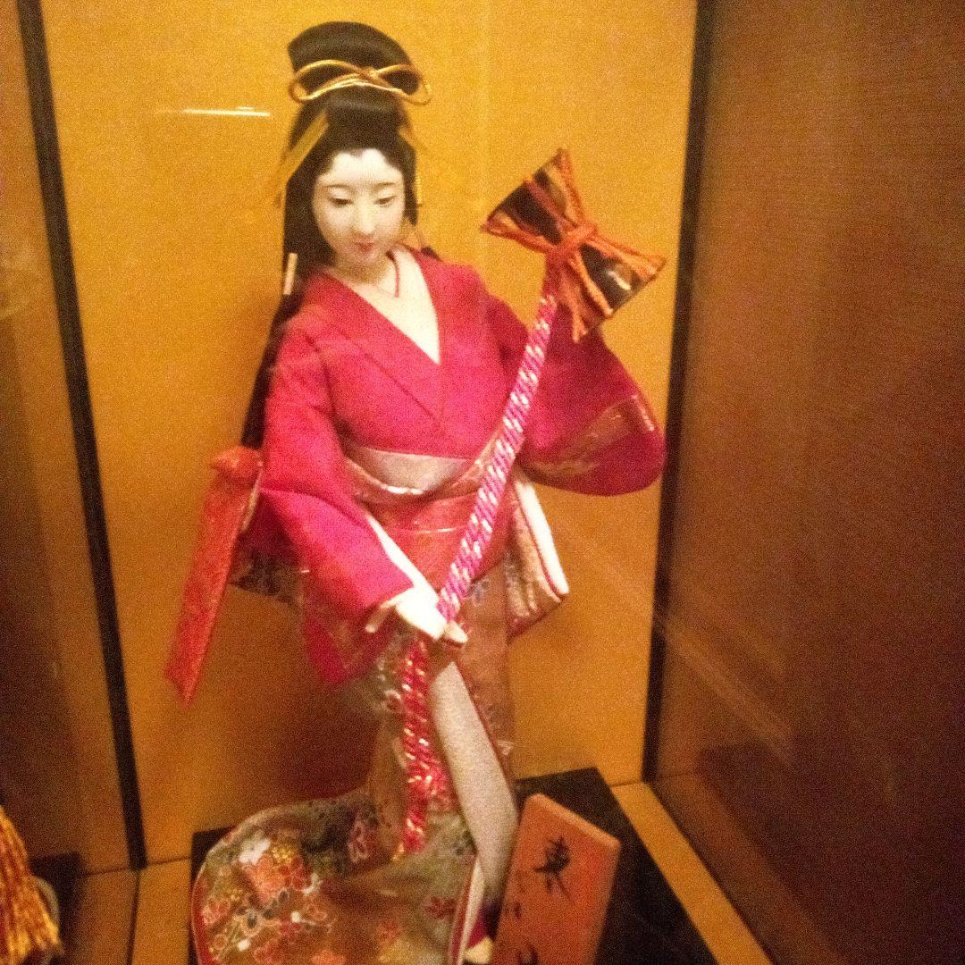 赤色の着物を着た東山日本人形