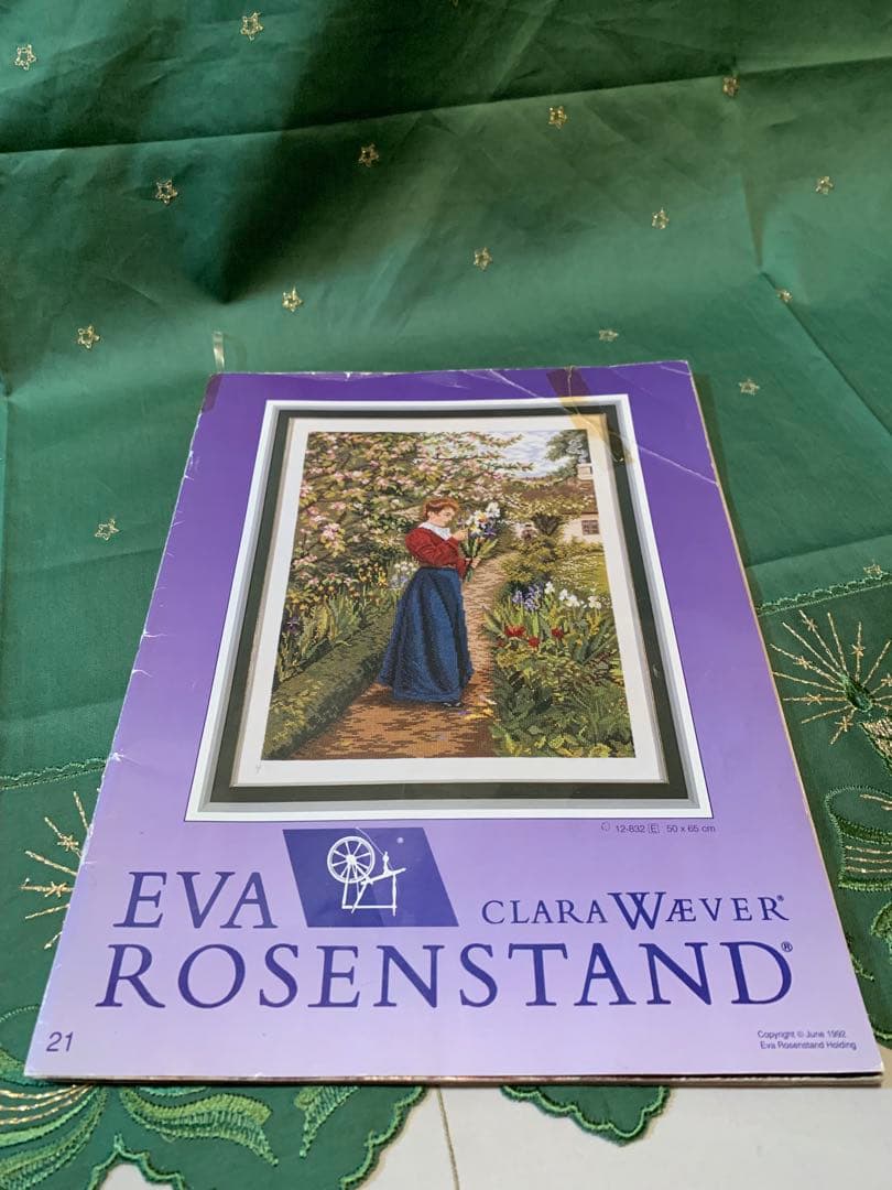 デンマーク製　北欧雑貨　ビンテージの伝統模様が刺繍された素敵な大型ベルプール！