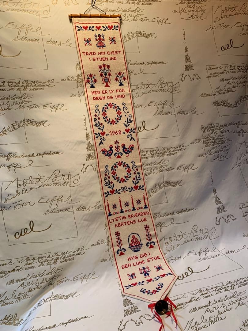 デンマーク製　北欧雑貨　ビンテージの伝統模様が刺繍された素敵な大型ベルプール！