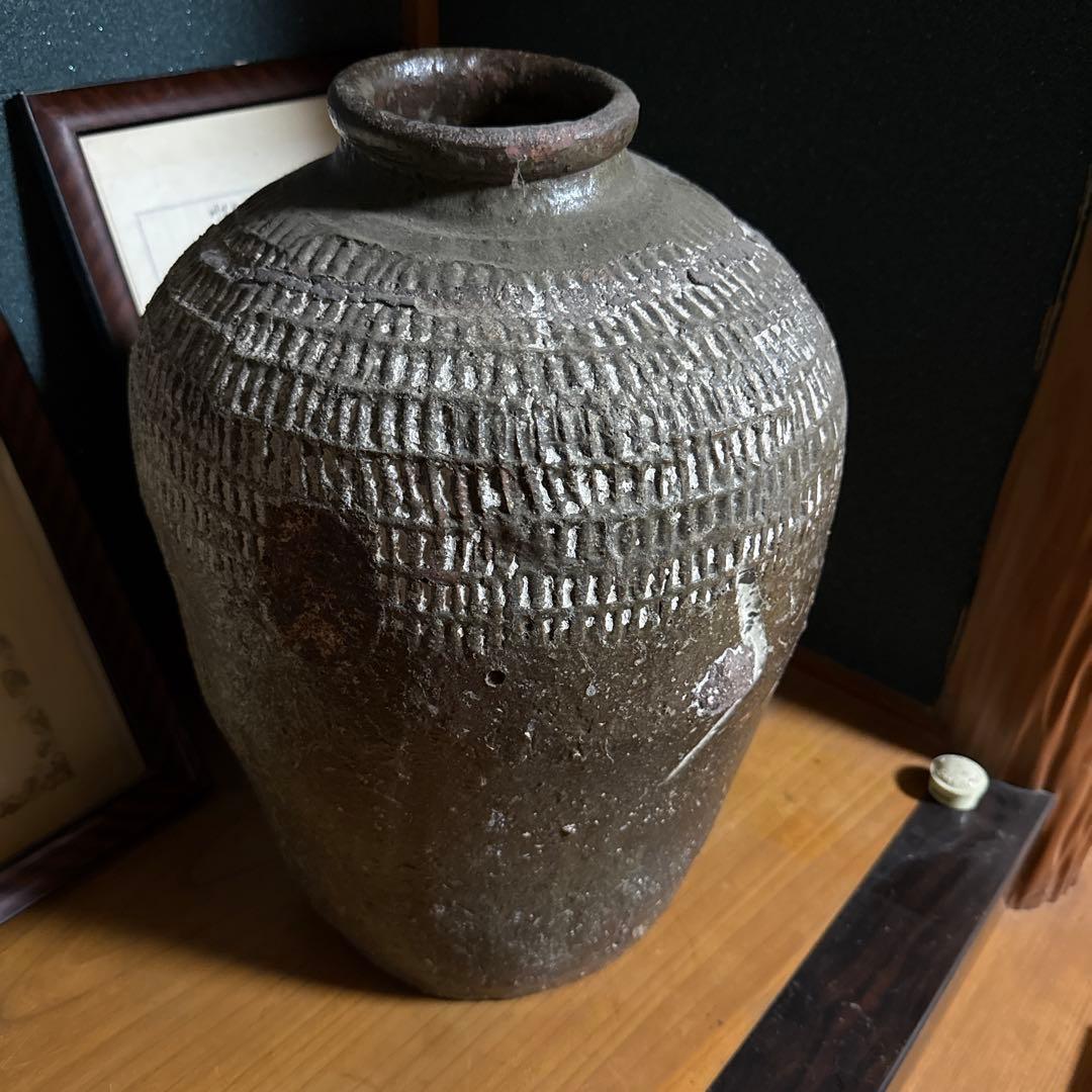 陶器製彫刻模様壺