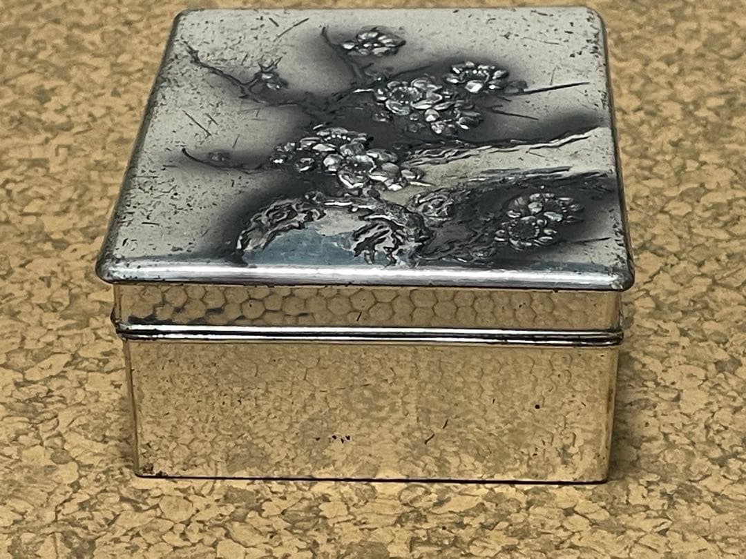 ど*ア様 銀製　花柄装飾　小物入れ　300g