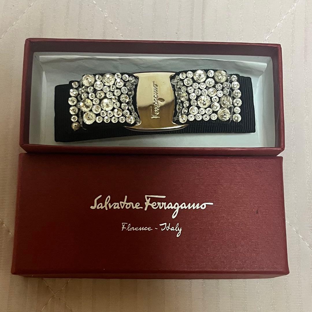 サルヴァトーレフェラガモ　リボン　バレッタ　クリスタル　ブラック　シルバー