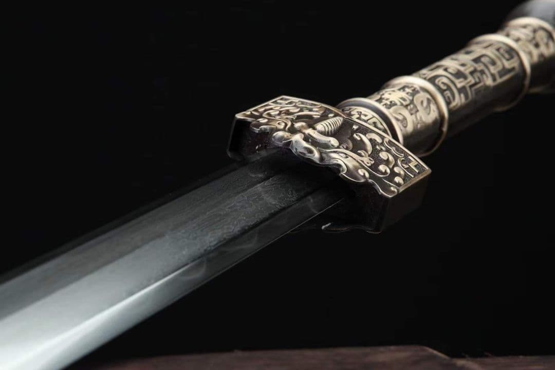 28寸龍吟漢剣（黒檀金） 古兵器 武具　刀装具　日本刀　模造刀 居合刀