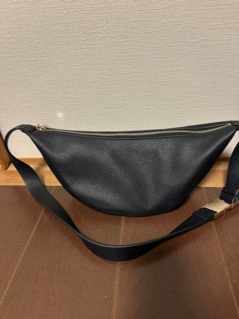 お値下げrivedroiteレザー ボディバッグ 黒カーブボディバッグ