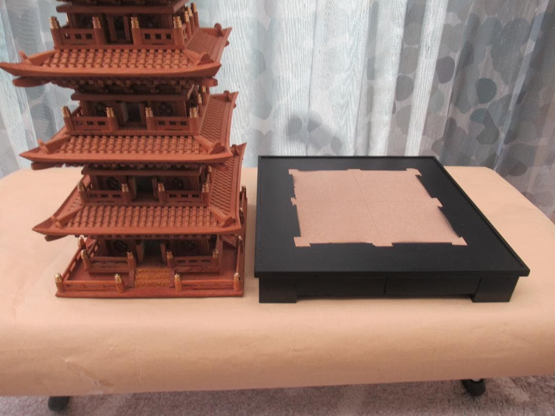 【修理品】五重塔模型　　大きさ：幅約２２×奥行２２×高さ６０ｃｍ　縮尺約１／５０